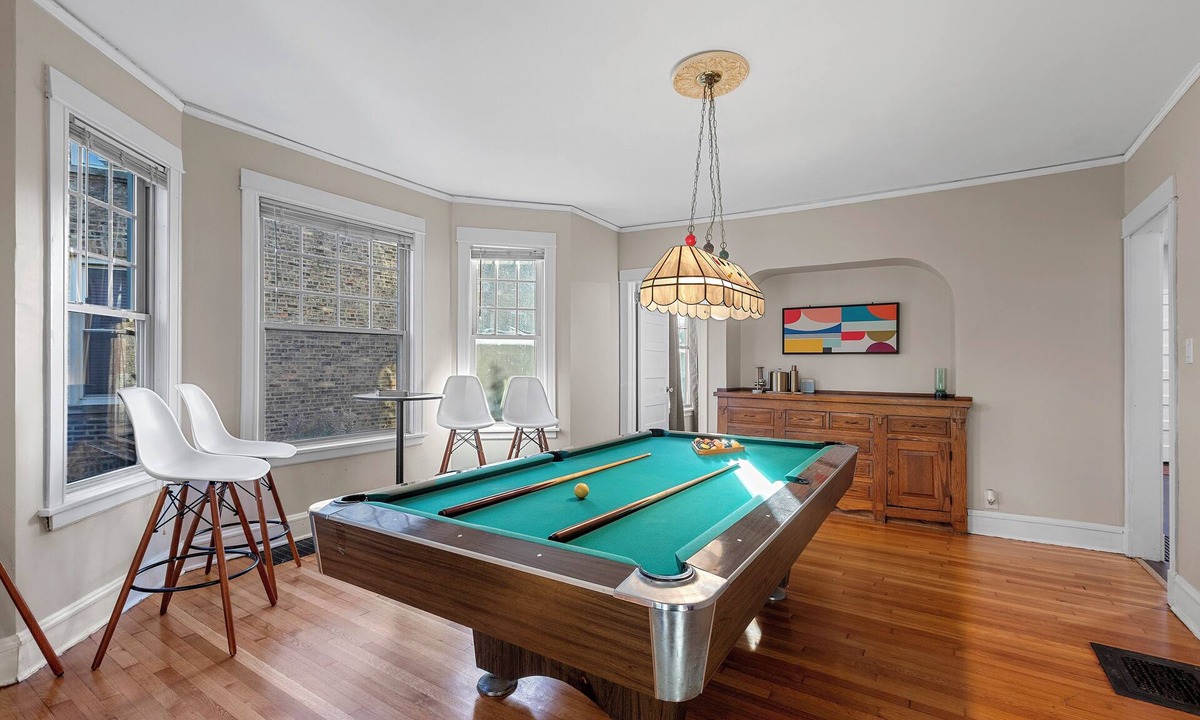 Old Irving Park House | Beautiful Home - Great for Groups, Parking & Food