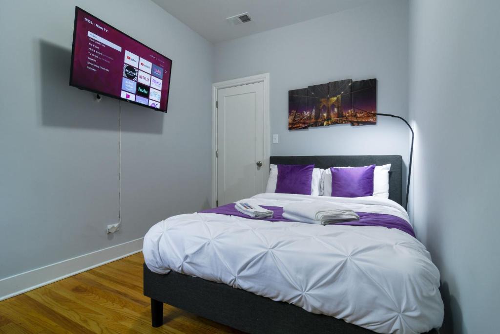 Irving Park Apartment | Beautiful Irving Park 4BR apartment