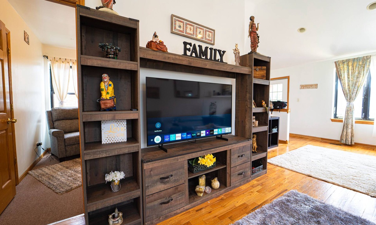 Summit Apartment | Beautiful & Romantic Apartment In Midway!