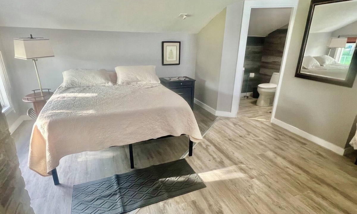 Hazel Green House | Beautifully furnished one bedroom loft located in Chicago's South side suburb