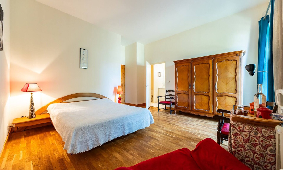 Saint-Germain-Du-Puch Bed & Breakfast | Bed and Breakfast 'Chambre Merlot' with Shared Pool, Shared Terrace and Wi-Fi