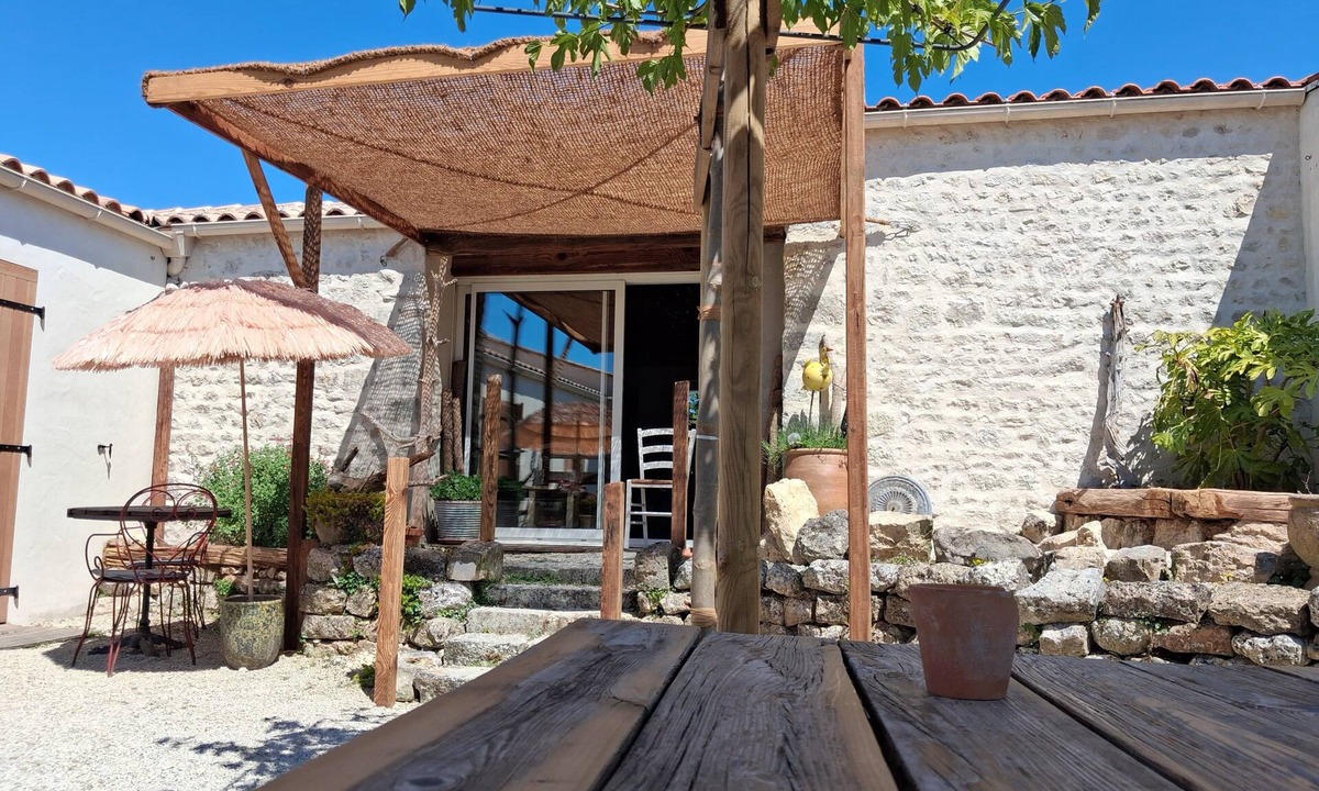 Heirs-Brouage Bed & Breakfast | Bed and Breakfast 'Chambres D'hôtes La Marouette 3' with Shared Terrace and Wi-Fi