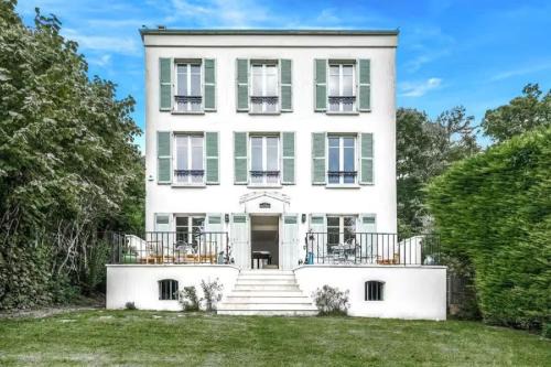 Sevres Apartment | Before making request, read my profile host at bottom of page # House, garden, Eiffel Tower, Palace of Versailles