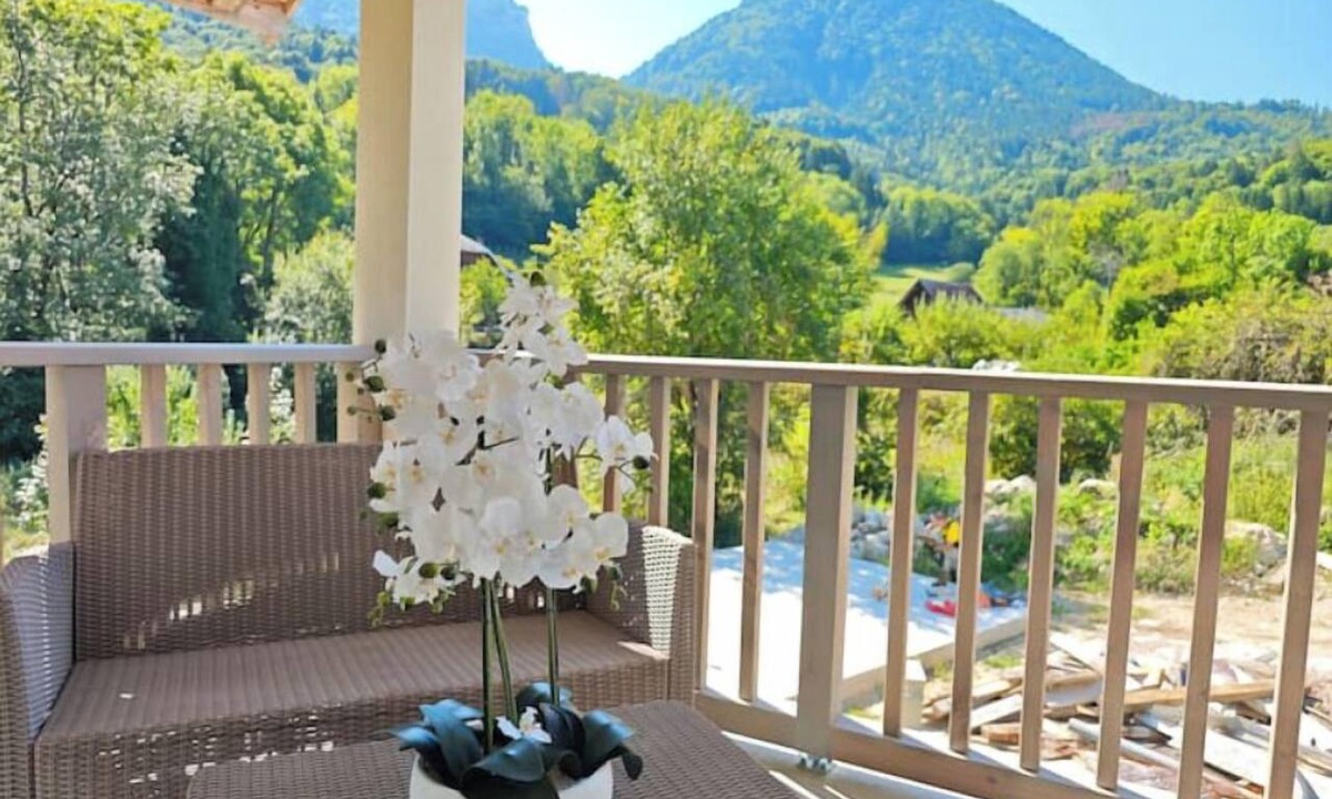 Alex Apartment | Between lake and mountains Beautiful luxury apartment