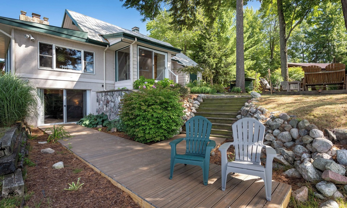 Irons Cottage | Big Bass Lake Retreat-Hot Tub, Wi-Fi, Kayaks