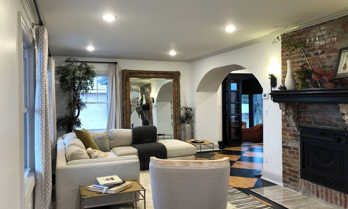 East Peoria House | Blackbird.On the Drive stunning home - breathtaking views of Downtown
