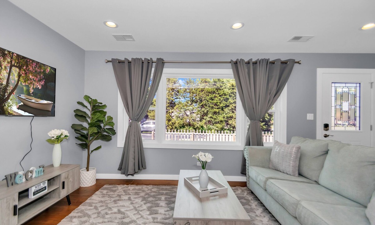 York Center House | Blue Oasis- cozy modern ranch near everything.
