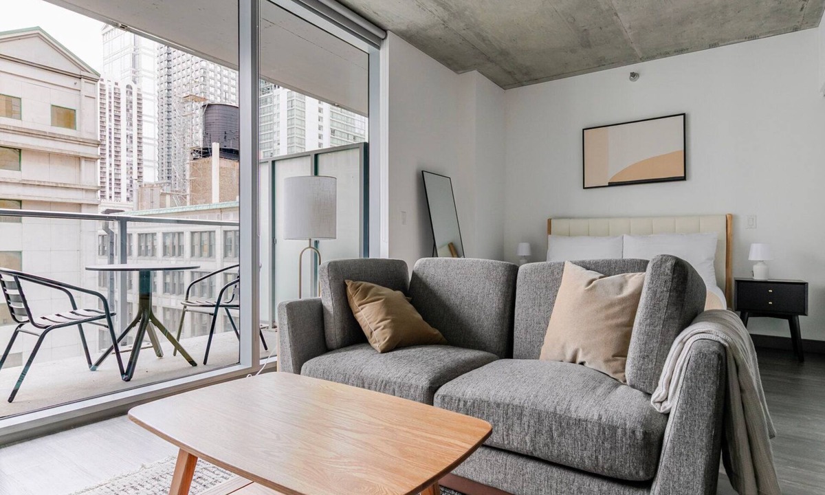 Downtown Chicago Apartment | Blueground | Chicago Loop, pool, nr Millennium Park