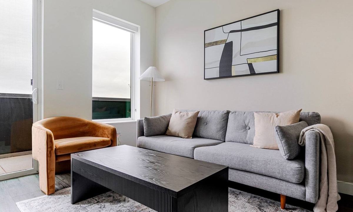 Elmhurst Apartment | Blueground | Elmhurst, pool, nr Elmhurst Art Museum