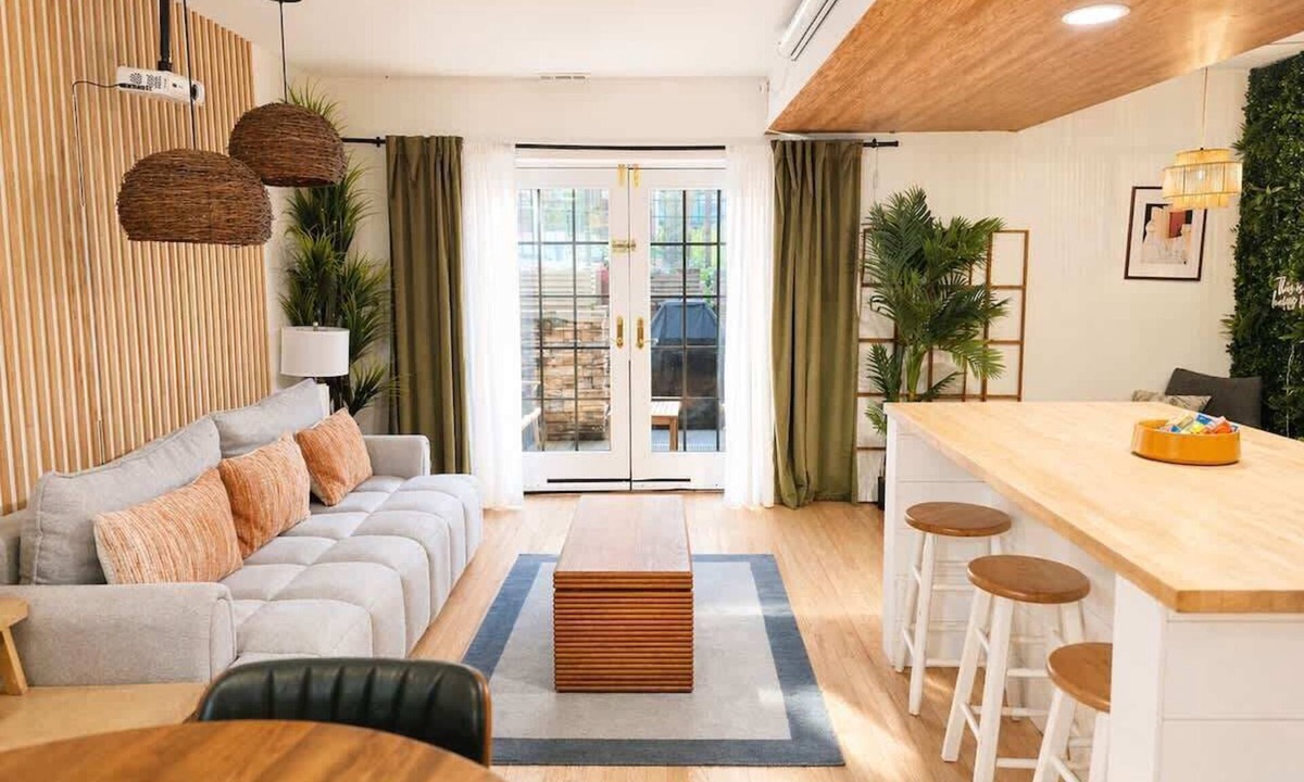 West Town Apartment | Boutique Retreat Private Patio Fire Pit