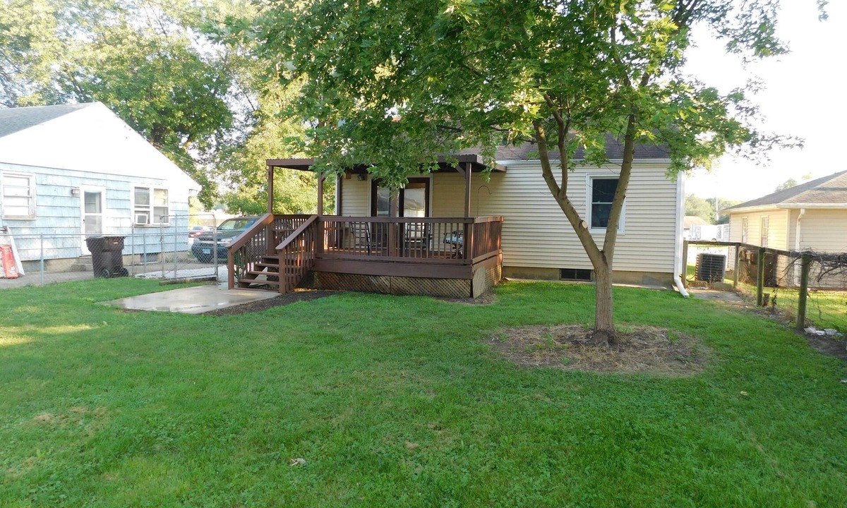 East Peoria House | Bow Wow Meow! Fenced Yard-5 mins to Downtown Peoria