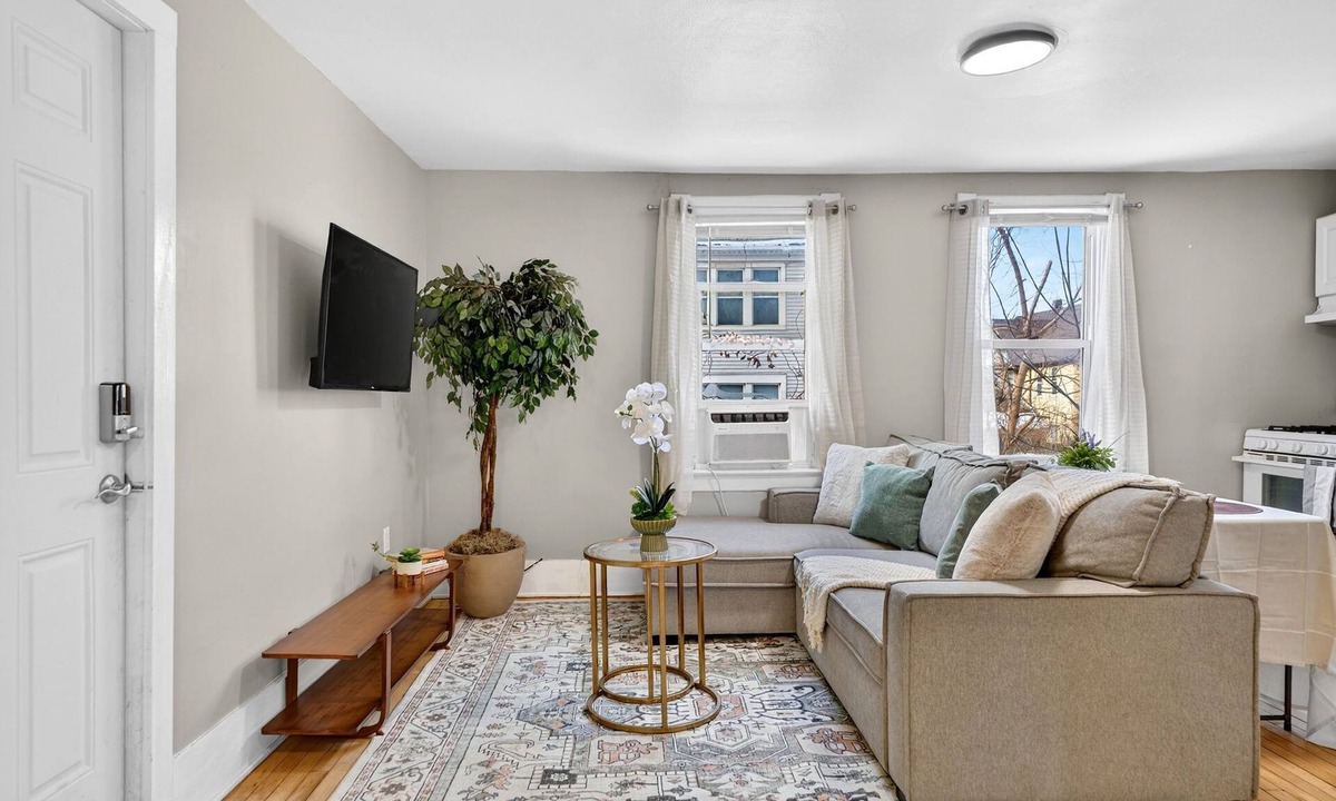 Lower East Side House | Brady St Base, 2BR Flat, Comfortably Sleeps 5