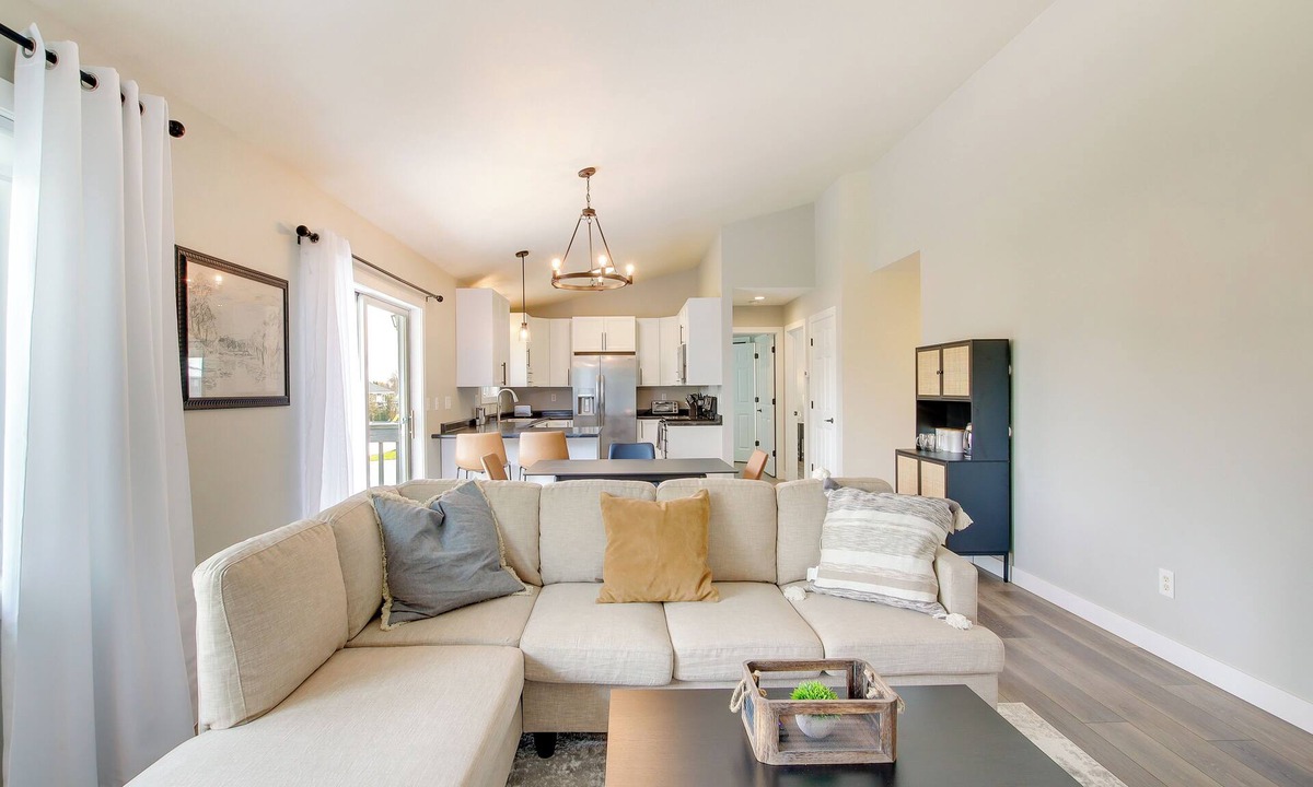 Little Chute Apartment | Bright Little Chute Condo w/Deck & Yard!