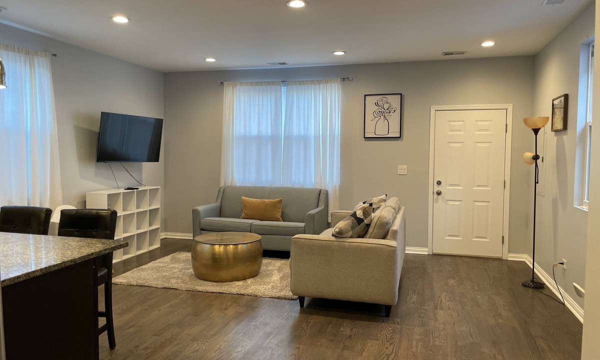 West Bucktown Apartment | Bucktown Apartment near all amazing restaurants, shops and bar/lounges