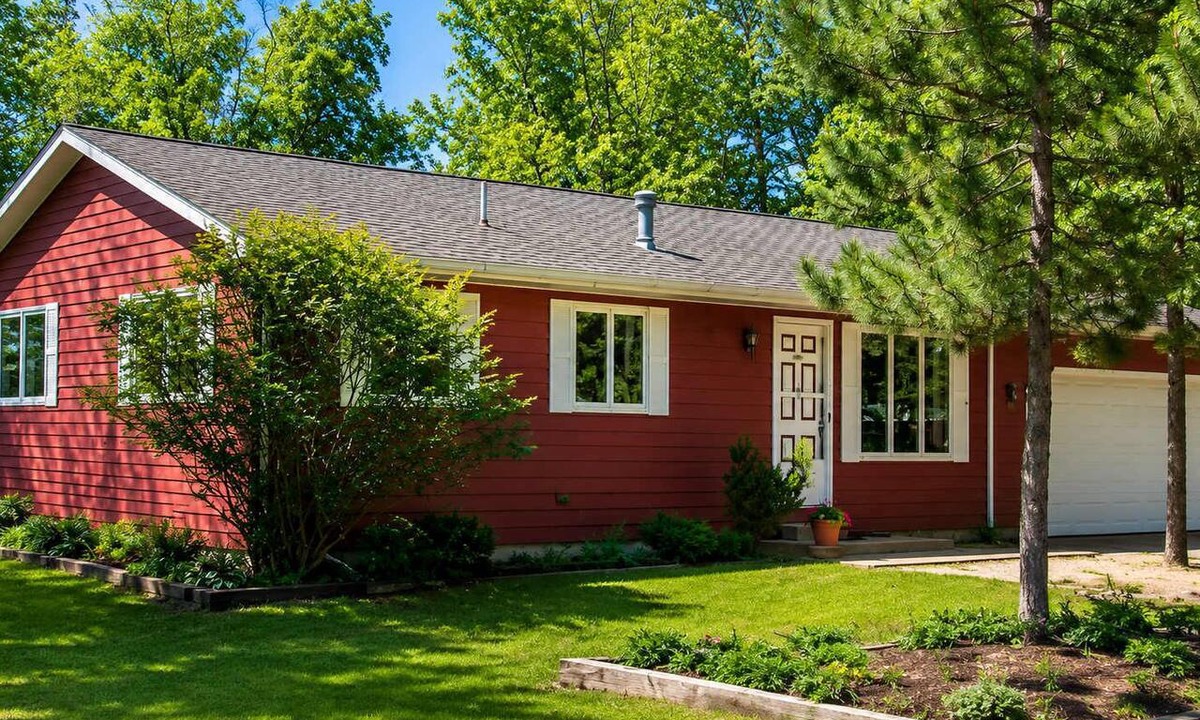 Grayling Cabin | Cabin 32-1 Queen 1 Full Standard-Woodland Motor Lodge