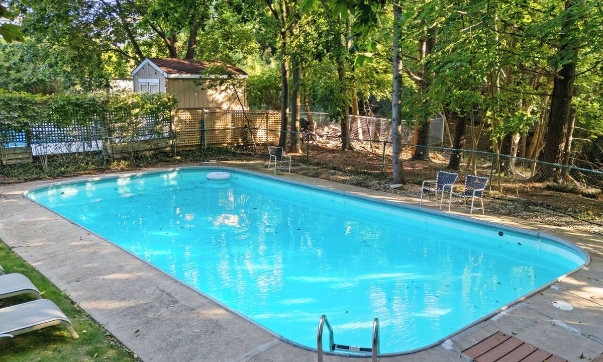 Michiana House | Casual Michiana pool house, walk to beach!