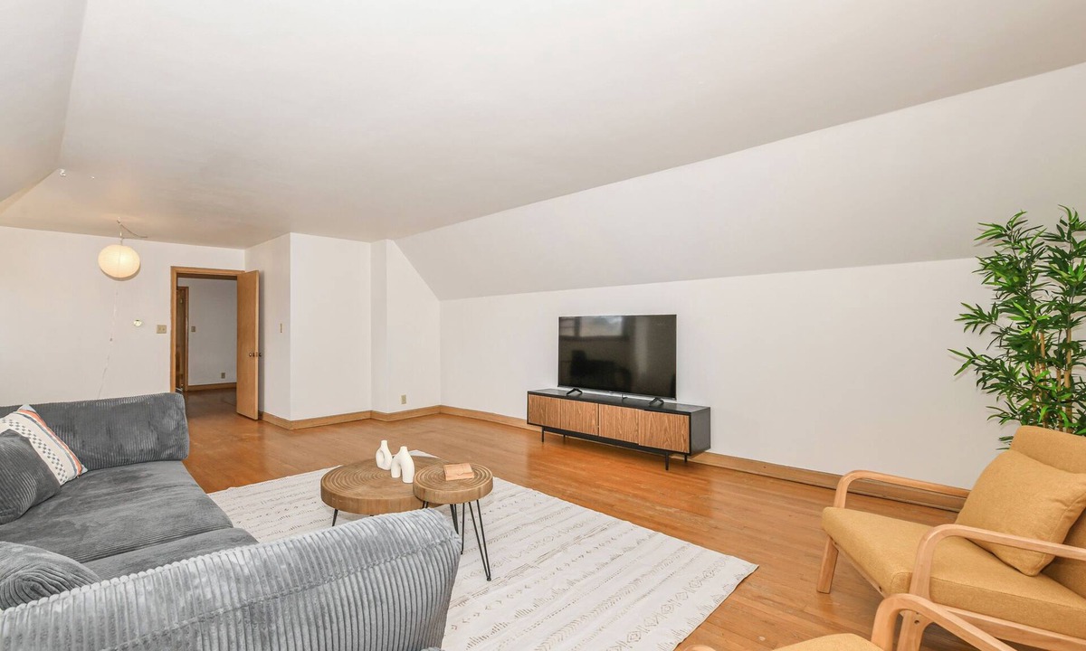 Milwaukee Apartment | Central Spacious Unit: Pet Friendly W/King Bed