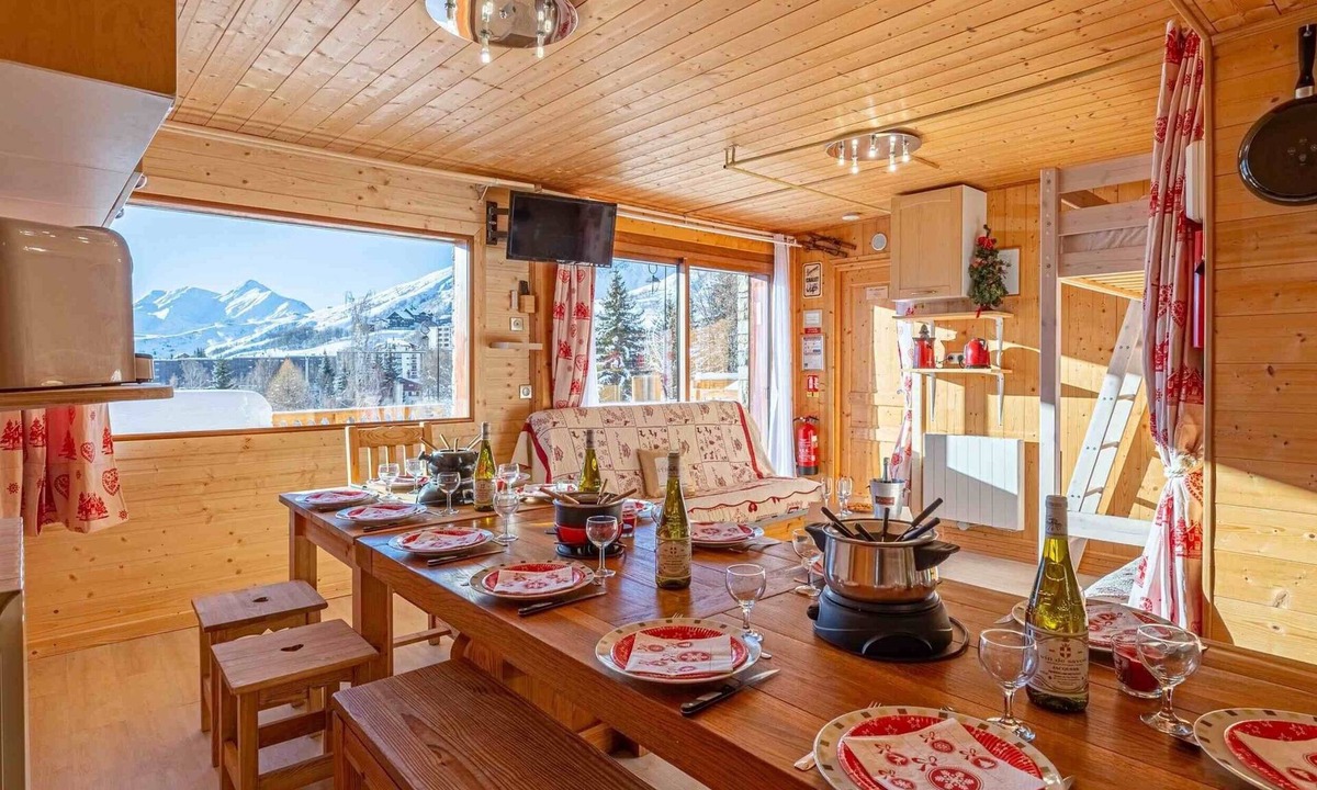 La Toussuire Ski Chalet | Chalet 'Ground Floor 110 m² – Very Close to the Slopes' with Mountain View, Private Terrace & Wi-Fi