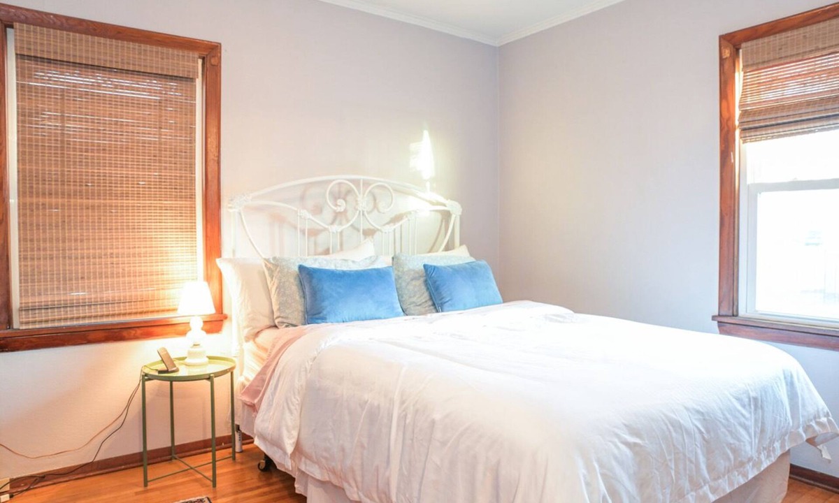 Peoria Cottage | Charming 2-bedroom cottage in delightful Peoria with WiFi, AC