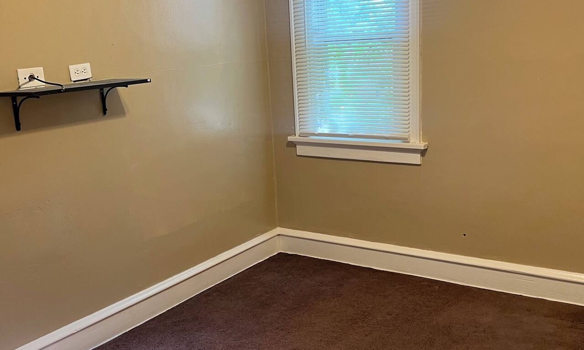 North Milwaukee House | Charming 2-bedroom house in Milwaukee perfect for commercial or business use