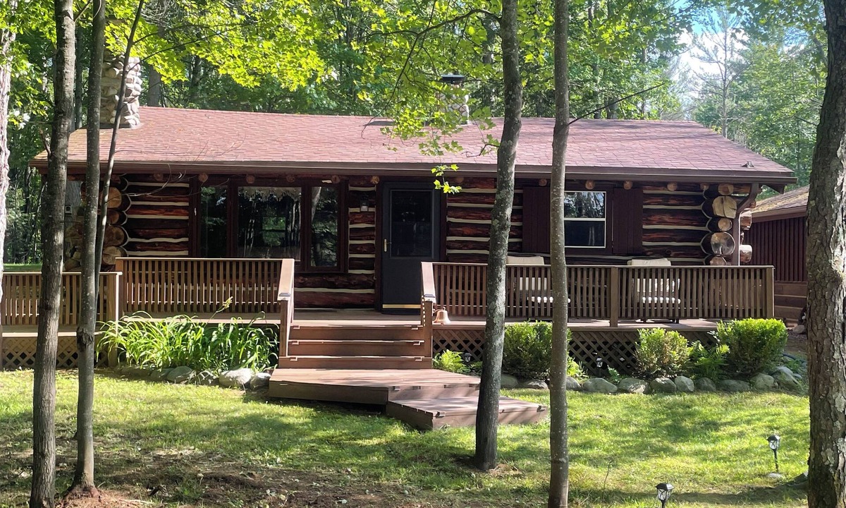 Land O Lakes Cabin | Charming 2-bedroom log cabin in Land O' Lakes, Wi.