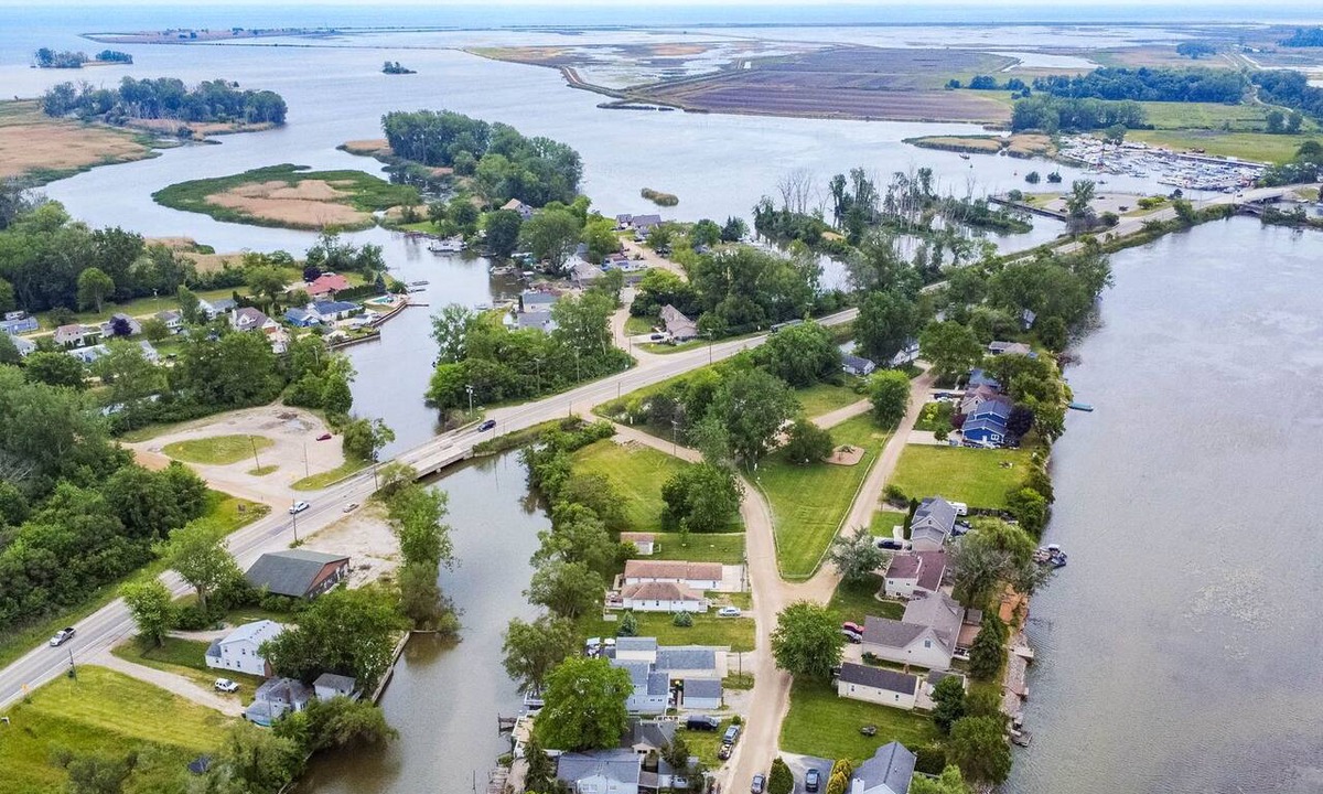 Wayne County House | Charming 3-bedroom Canal House located on Silver Creek with Lake Erie access.