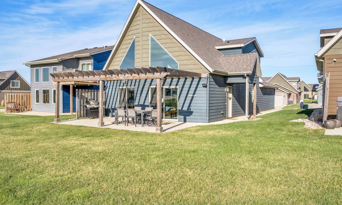 Arnolds Park Cabin | Charming 3-bedroom cabin a heated garage/game room