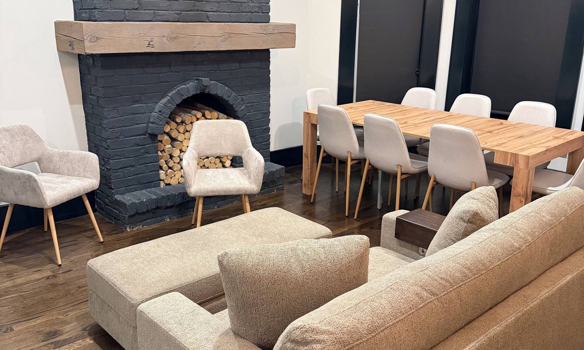 Lakeview Apartment | Charming 6BD Retreat - Steps Away from Wrigley