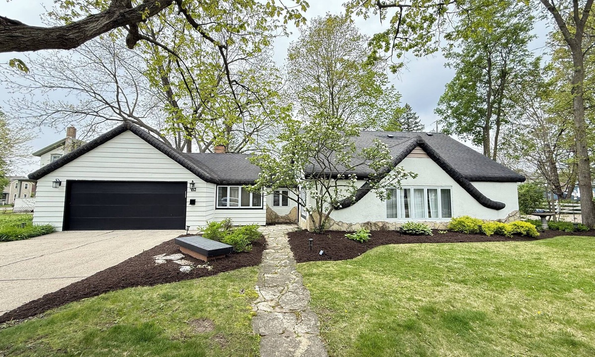 Lake Geneva House | Charming Gingerbread House in Lake Geneva - Walk to Downtown and Beach