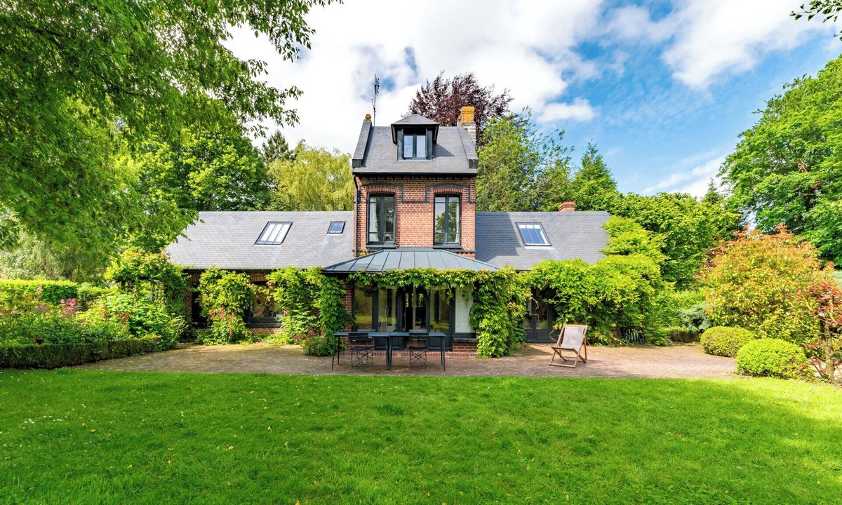 Luneray Cottage | Charming Normandy cottage with large garden, sheltered from the wind and 10' from the sea