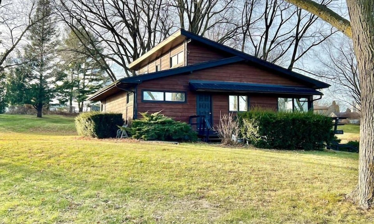 Davenport House | Cheerful 4 Bedroom home with a huge back yard