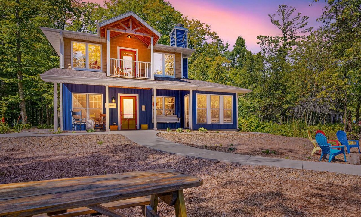 Sturgeon Bay Cottage | Cheerful Accessible Cottage on Lake Michigan in Door County