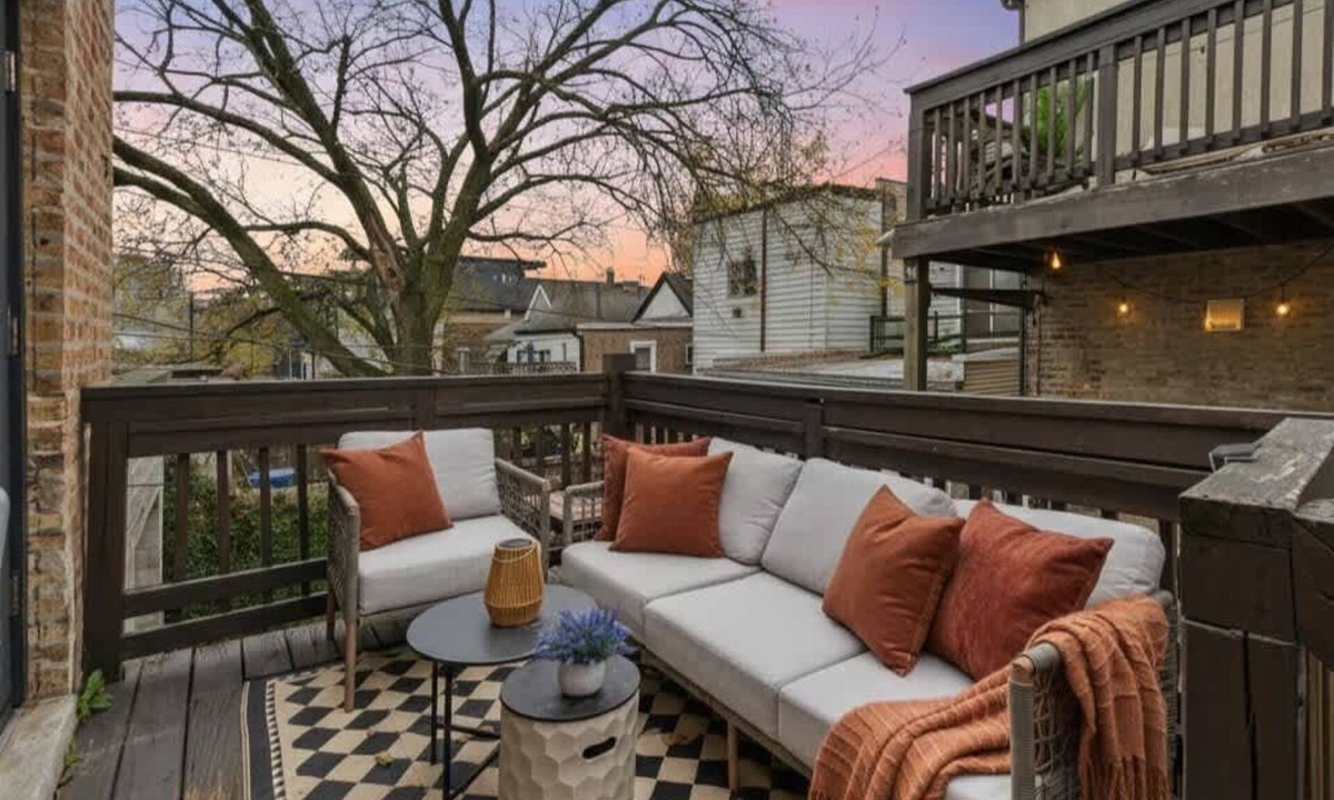 West Town Apartment | Chicago Boutique Hideaway Private Deck Fire Pit