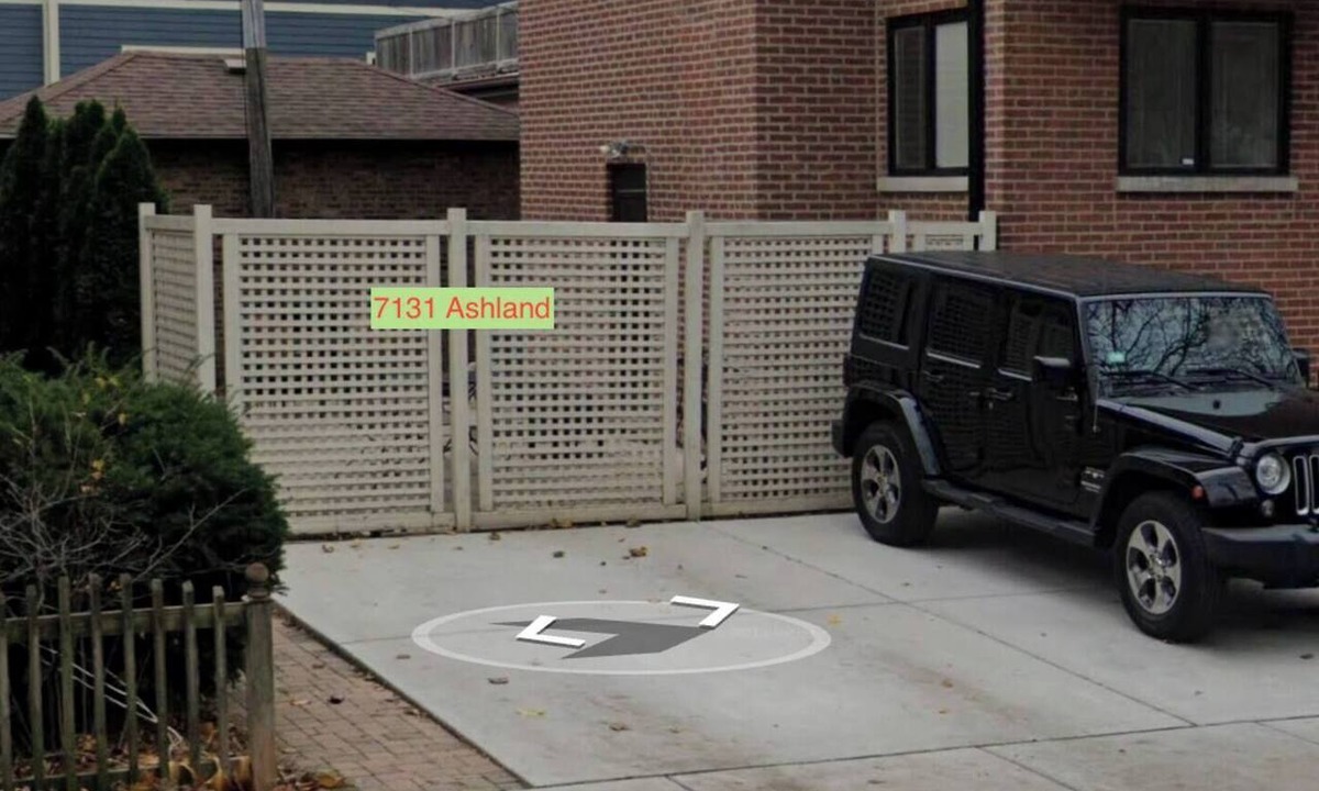 Rogers Park Condo | Chicago's North Side retreat with 3 bedrooms and free parking on premises
