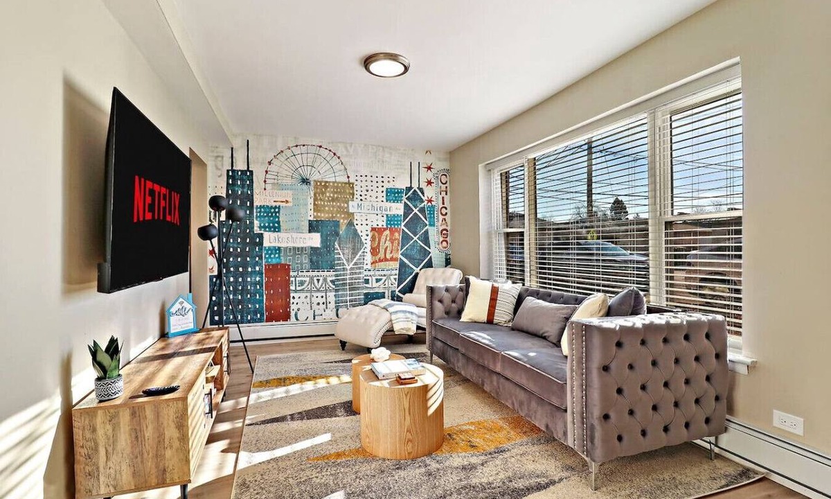 Forestview Condo | City Vibes 2BR | 20 min to DT, 15 min to Midway!