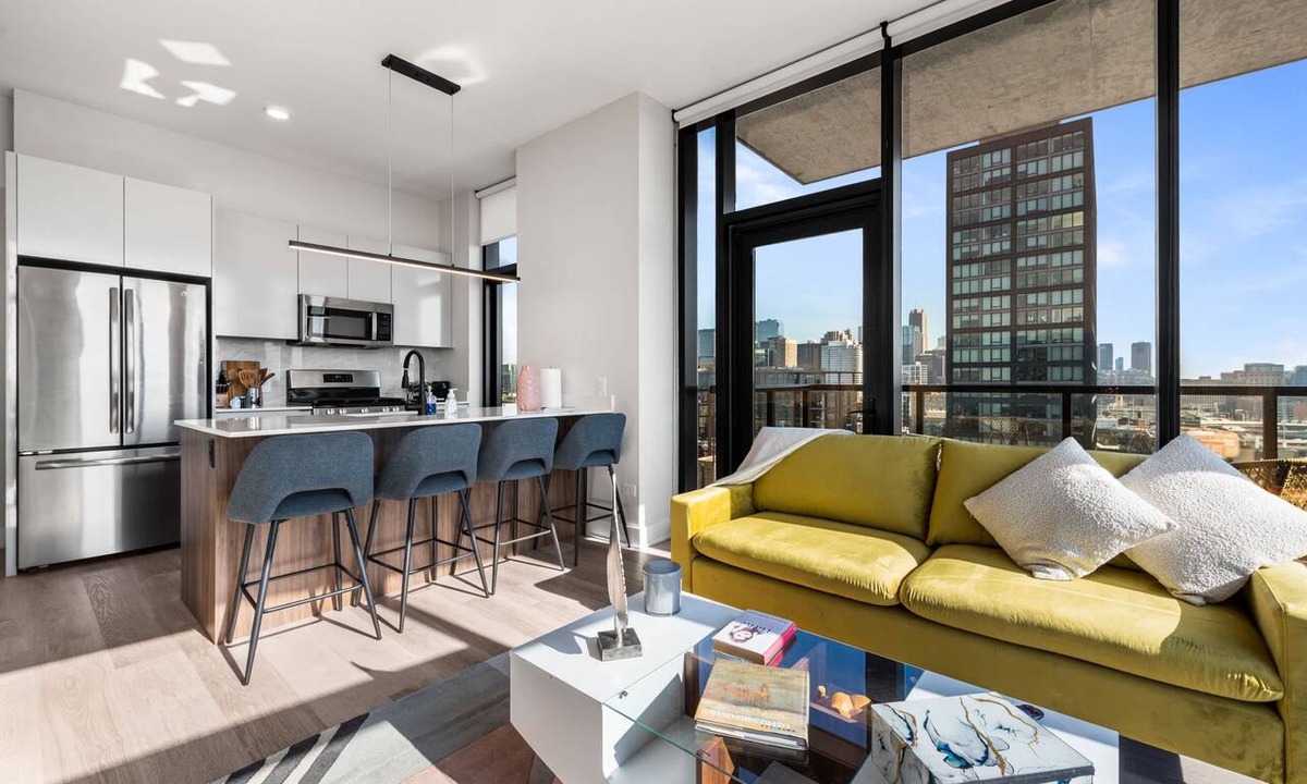 West Loop Apartment | City Views + Walk to Dining, Ideal for All