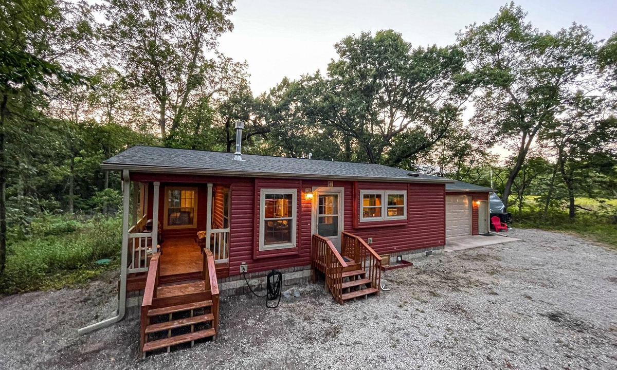 Moravia Cabin | CLOSEST Cabin to Rathbun Lake - Unique Cabin in the WOODS - Sleeps 10!