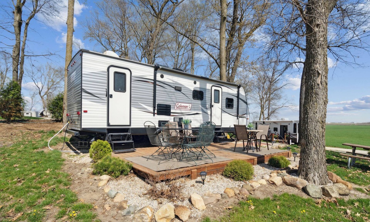 Langworthy RV Rental | Coleman Camper Rental - Delhi, IA - Pet Friendly!
