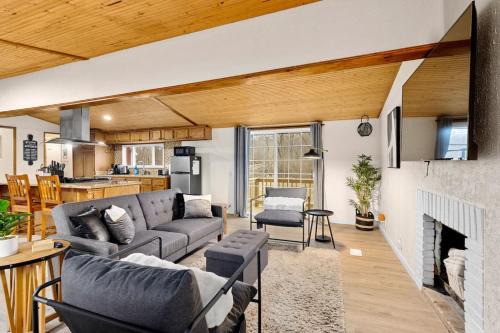 Creve Coeur House | Comfort Cabin - 2BD Family Getaway in Creve Coeur