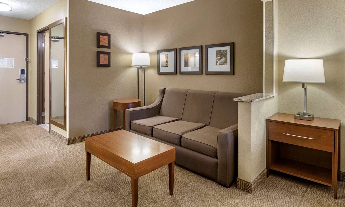Quad Cities Hotel | Comfort Inn Moline - Quad Cities