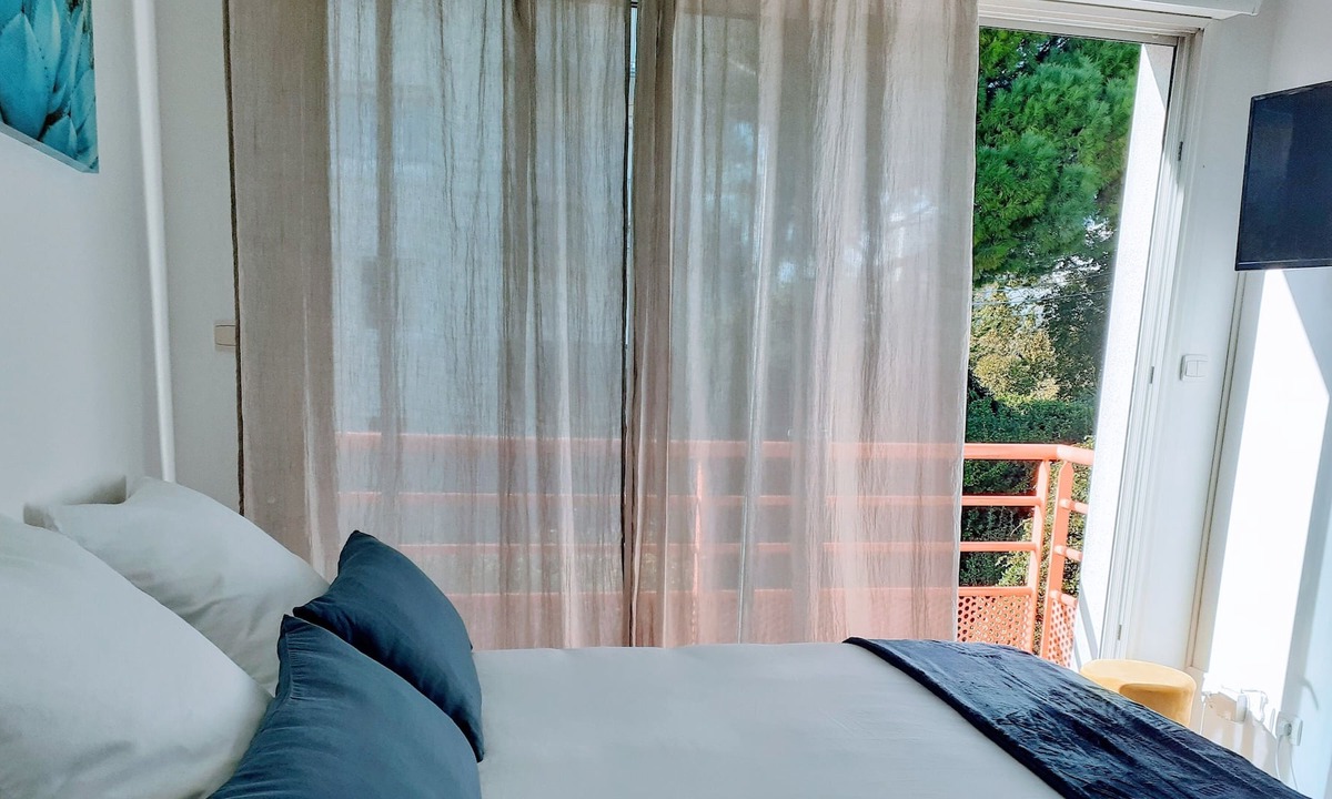 Saint-Martin Apartment | Comfortable 2-star studio, wifi, close to shops, A9, transport, beaches.