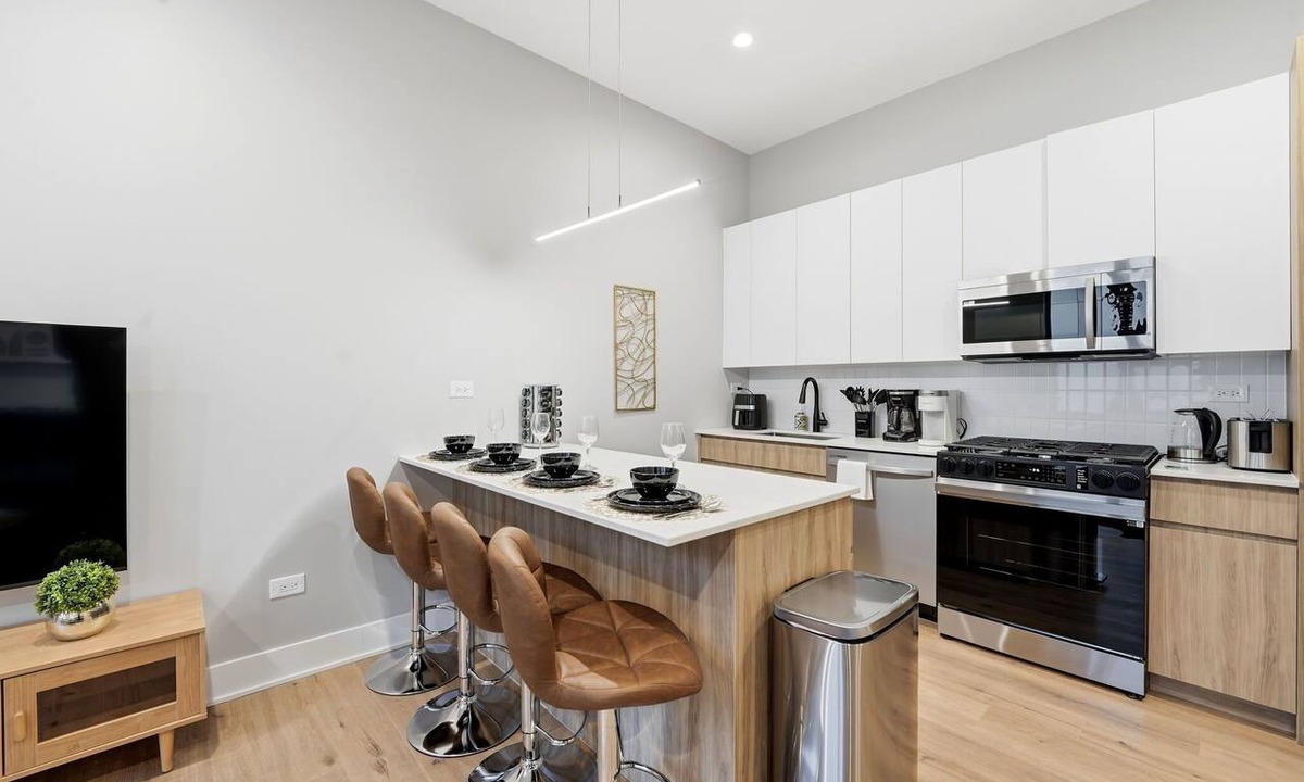 Edgewater Beach Apartment | Comfy Condo - Gym, Free Parking & Modern Amenities