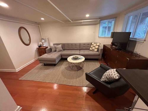 Lakewood-Balmoral Apartment | Comfy Garden Suite in Andersonville