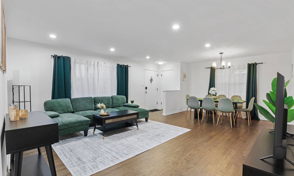 La Grange Park House | Compatible: 3BR-2BT Ranch with Finished Basement!