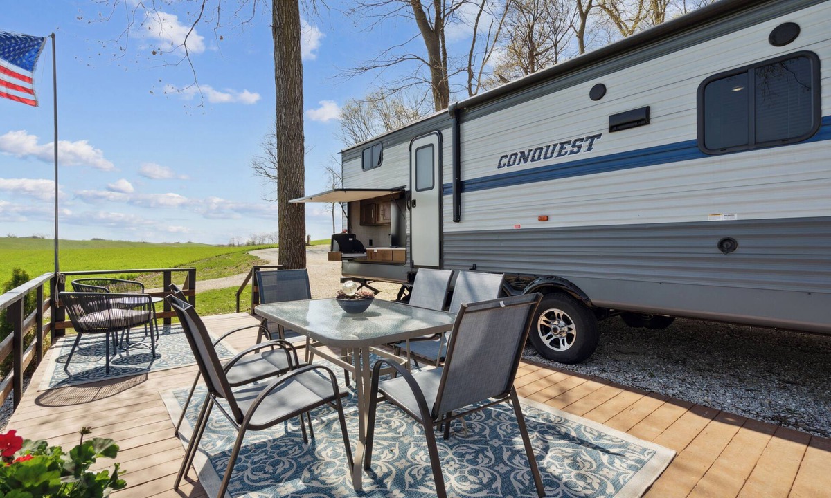 Langworthy RV Rental | Conquest Camper Rental - Delhi, IA - Pet Friendly!