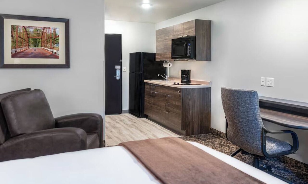 East Moline Hotel | Convenient Retreat by Mississippi River w/Full Kitchen Space