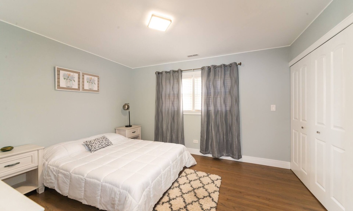 Schiller Park House | CORPORATE UNIT, FULLY FURNISHED. COMPLETELY RENOVATED