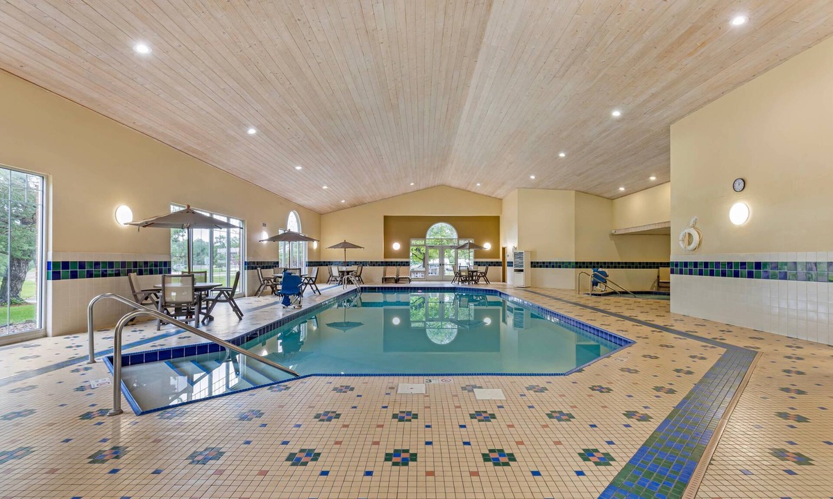 Clive Hotel | Country Inn & Suites by Radisson, Des Moines West, IA