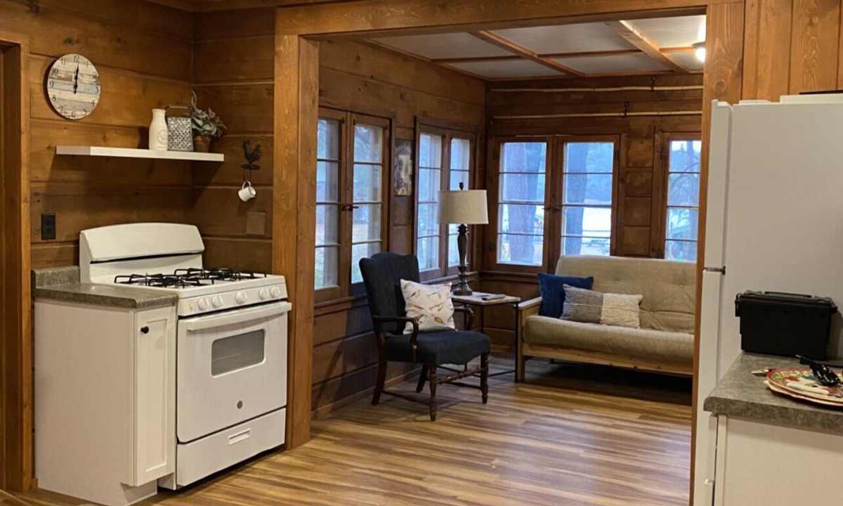 Rhinelander Resort | Cozy 1-bedroom cabin on Wisconsin River Chain - 200' from the Beach Bar & Grill