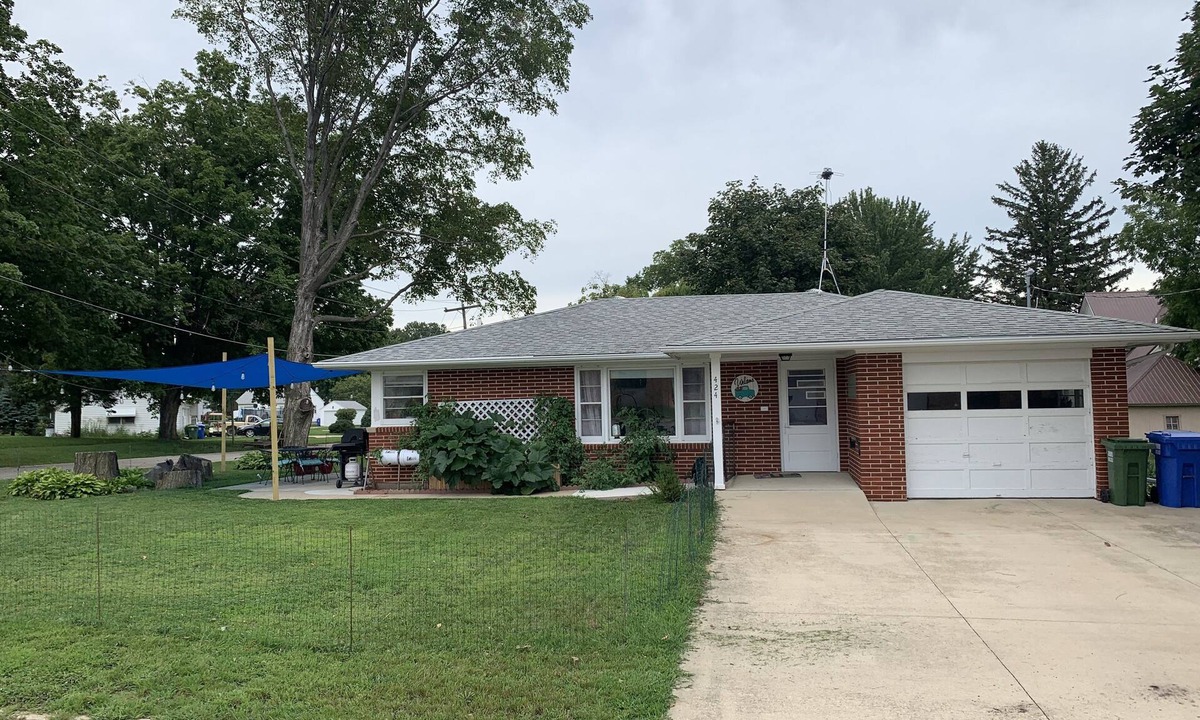 Nashua Cottage | Cozy 2 bedroom bungalow near Cedar Lake